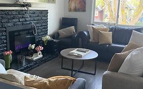 Quiet-Comfy 4 Bedroom House On A Quiet Tree Lined Street In Kitsilano
